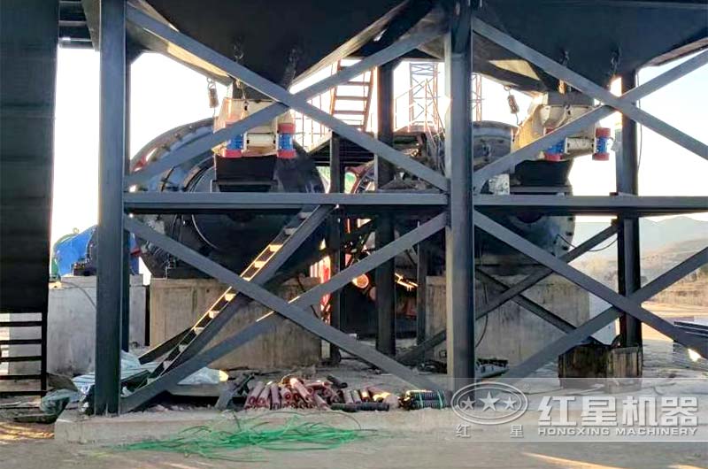 西安時產500噸大型磨石頭球磨機安裝現場 西安時產500噸大型磨石頭球磨機安裝現場