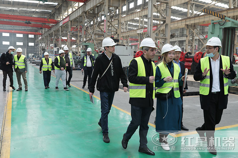 客戶一行來廠考察碎石制砂機(jī)設(shè)備 客戶一行來廠考察碎石制砂機(jī)設(shè)備
