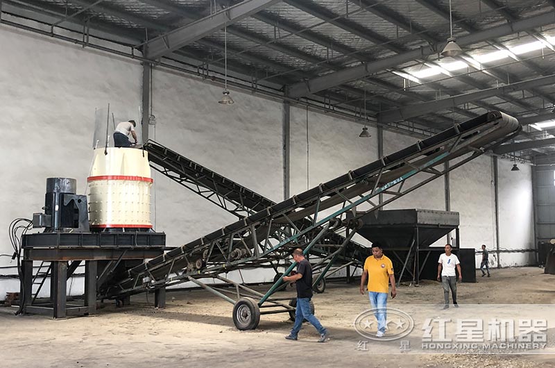 復(fù)合式粉碎機(jī)現(xiàn)場(chǎng) 復(fù)合式粉碎機(jī)現(xiàn)場(chǎng)