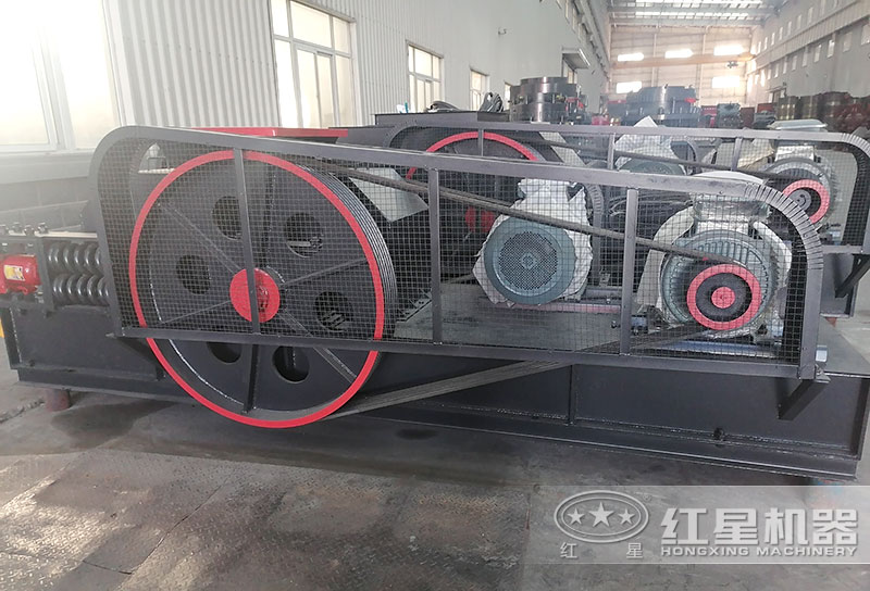 對(duì)輥制砂機(jī)車間近景實(shí)拍 對(duì)輥制砂機(jī)車間近景實(shí)拍