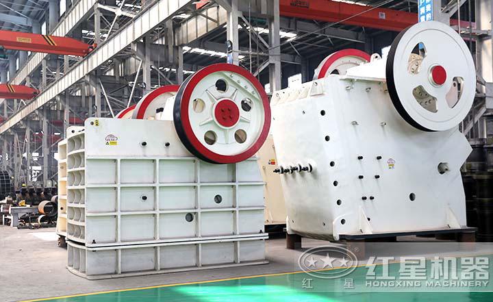 顎式破碎機(jī)實(shí)拍圖，型號多樣，價(jià)格在10-80萬之間