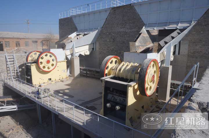 河北制砂生產(chǎn)現(xiàn)場，兩臺顎破同時(shí)有效生產(chǎn)