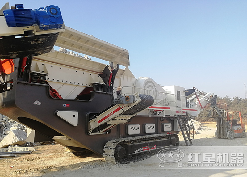 西峽-履帶式磚渣粉碎機現(xiàn)場 西峽-履帶式磚渣粉碎機現(xiàn)場